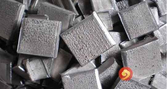 5月期鎳連續(xù)第三個(gè)月下跌，周四觸及去年6月來(lái)最低水準(zhǔn)每噸8,810美元，今年迄今下跌12%，是跌幅最大的主要基本金屬。